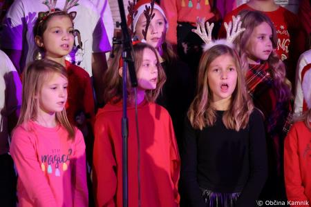 Miklavžev koncert na Osnovni šoli Toma Brejca napolnil telovadnico do zadnjega kotička (23)